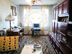 Трёхкомнатная квартира с большой кухней.