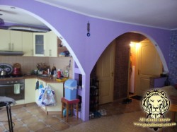 Трёхкомнатная с кухней студией.